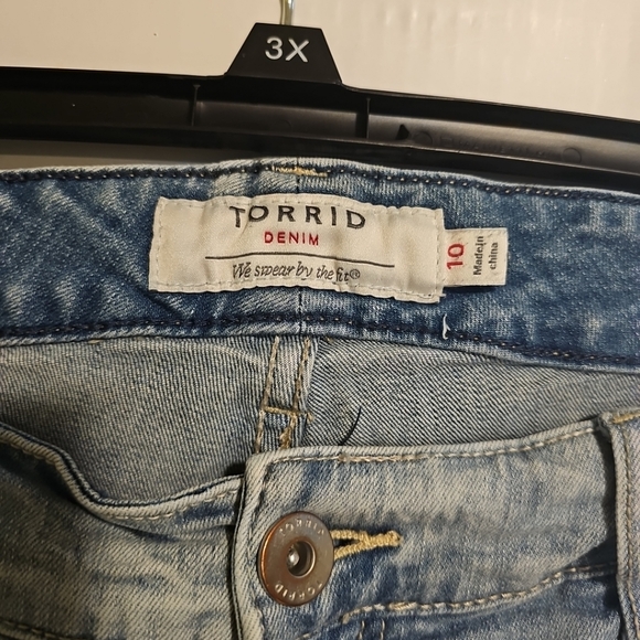 Women's Size 10 Torrid Boyfriend Denim Blue Jeans Ripped - Picture 2 of 11